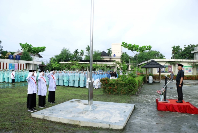 Pemkab Kampar Gelar Upacara Bendera Peringatan Hardiknas di Pondok Pesantren Al-Faruqi