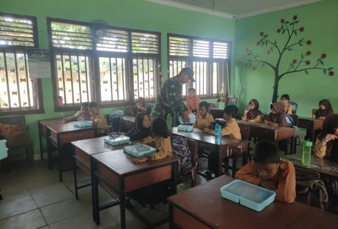Dukung Kegiatan MBG, Babinsa Koramil 16/Tapung Awasi Pelaksanaan MBG