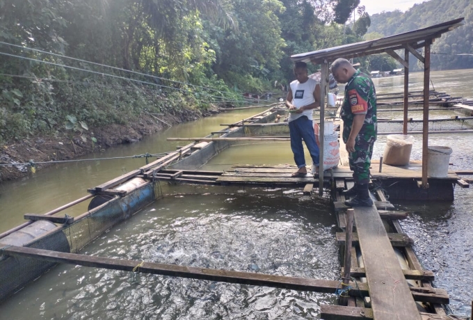 Serka Cipto Wibowo Babinsa Koramil 01/Bkn Komsos Dengan Pemilik Keramba Budidaya Ikan 
