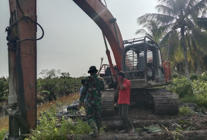 Babinsa Koramil 03/Bunut Laksanakan Giat Oplah di Kulala Kampar Dukung Program Han Pangan