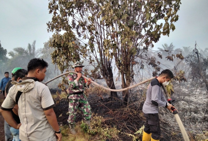 Petugas Gabungan Padamkan Karhutla di Kabupaten Rokan Hulu