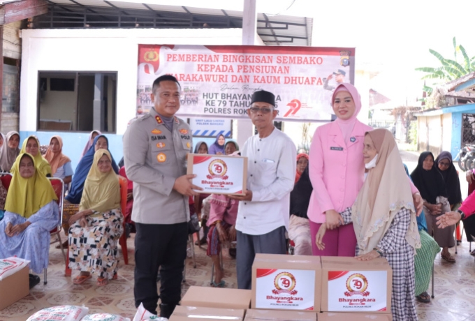 HUT Bhayangkara Ke 79, Kapolres Rohil Bagikan Puluhan Paket Sembako kepada Masyarakat