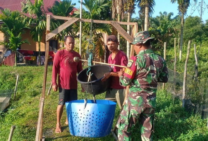 Babinsa Koramil 13/ Rokan IV Koto Dampingi Peternak Ikan Lele di Desa Benkolan Salak