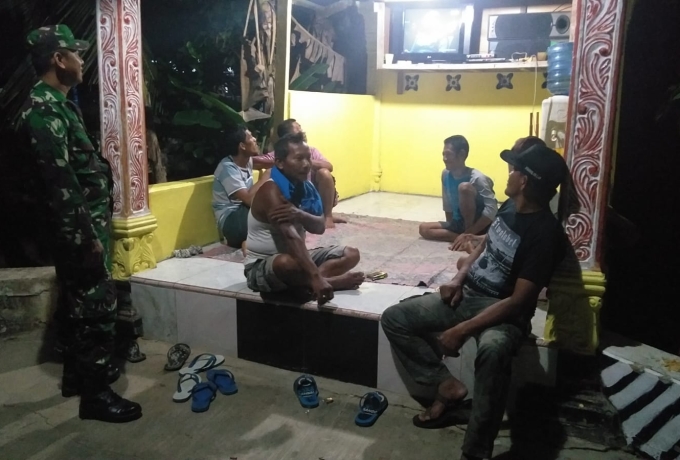 Babinsa Koramil 09/Langgam Cek Kegiatan Ronda Malam Di Desa Binaan