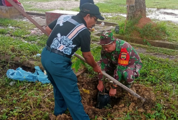 Jaga Keindahan Alam, Babinsa Koramil 06 Siak Hulu Ajak Warga Tanam Pohon
