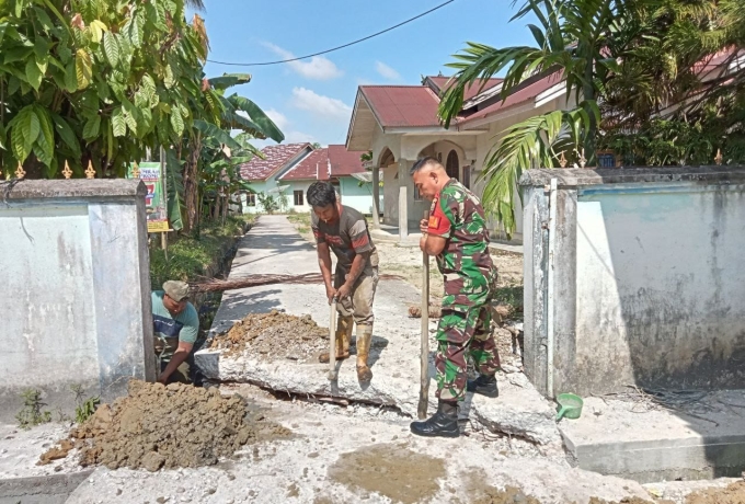 Babinsa Koramil 07/Kampar Sertu Mulawarman Goro Dengan Warga Bangun Gapura