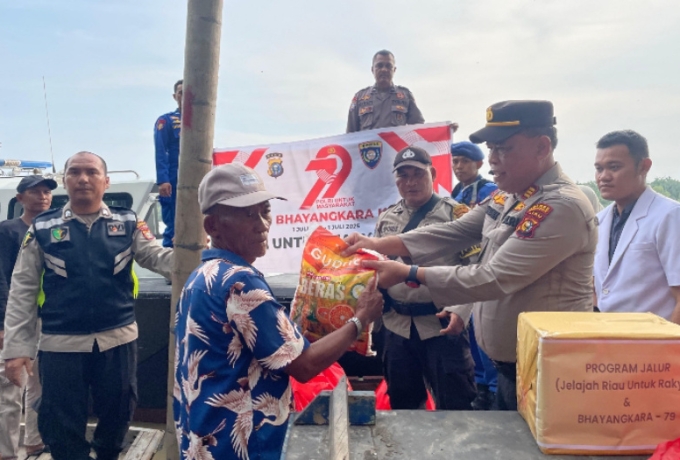 Wujud Nyata Program JALUR, Polres Rohil Salurkan Sembako kepada Masyarakat 