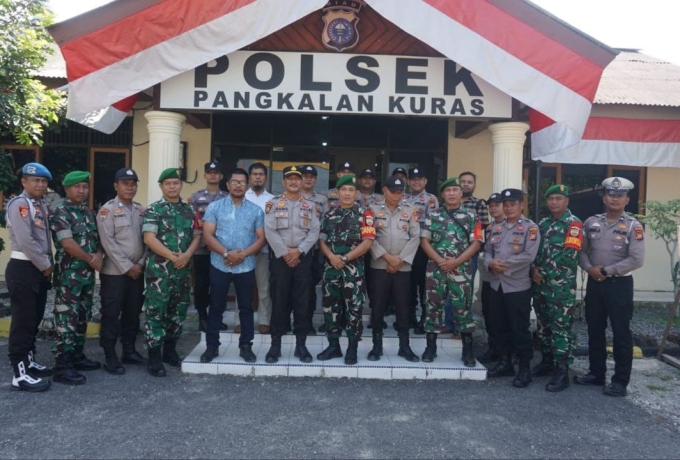 Personel Babinsa Koramil 04/Pkl.Kuras Berikan Ucapan HUT Bhayangkara Ke 79