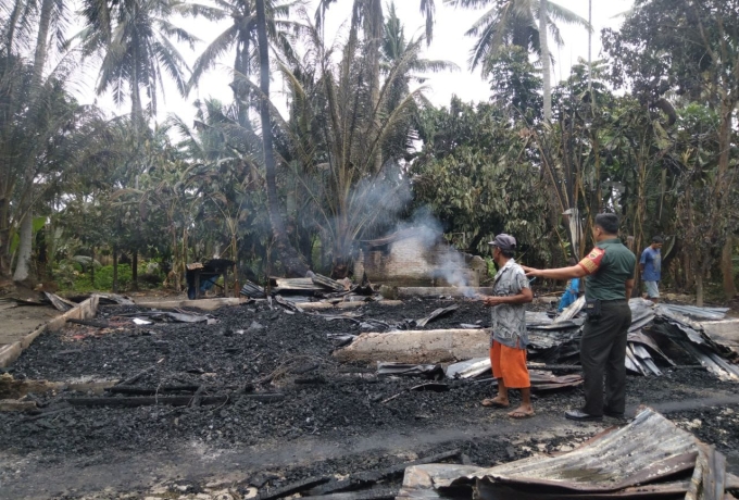 Babinsa Koramil 08/ TDN, Tinjau Rumah Warga Pasca Kebakaran di Desa Binaan