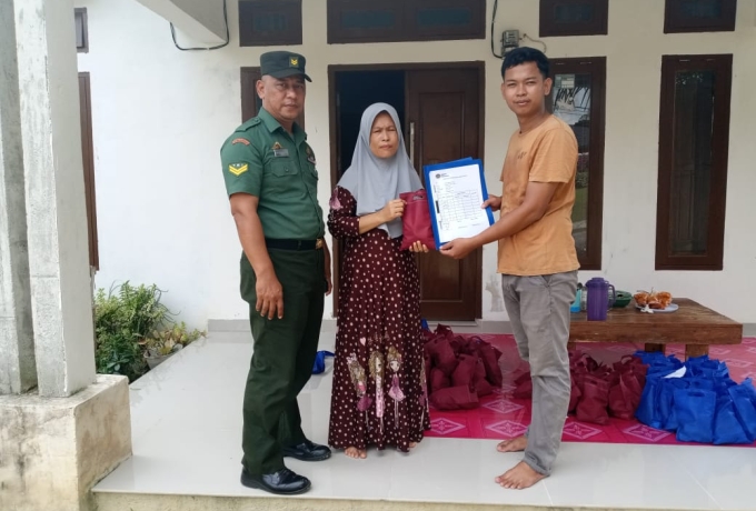 Dukung Program MBG, Sertu Imron Dampingi Penyaluran Makanan Untuk Balita dan Ibu Hamil
