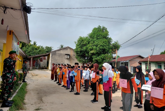 Babinsa Koramil 06 Siak Hulu Laksanakan Masa Perkenalan Lingkungan Sekolah bagi Anak Didik Baru