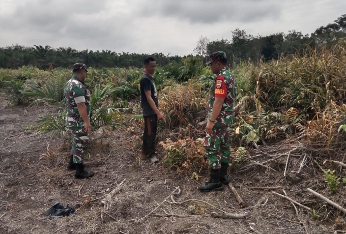 Babinsa Koramil 14/Kepenuhan Rutin Melaksanakan Patroli dan Sosialisasi Stop Karhutla 