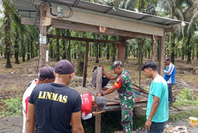 Gotong Royong, Babinsa 14/Kepenuhan Bantu Masyarakat Membuat Rumah