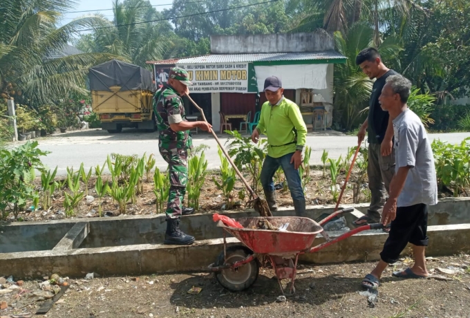 Babinsa Koramil 07/ Kampar dan Warga Laksanakan Giat Gotong Royong