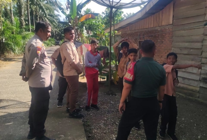 Babinsa Berikan Himbauan Kepada Anak Sekolah Yang Di Duga Bolos Pada Jam Sekolah