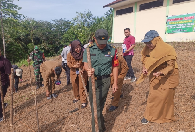 TNI Hadiri Penanaman Jagung Program Ketahanan Pangan di Desa Air Panas