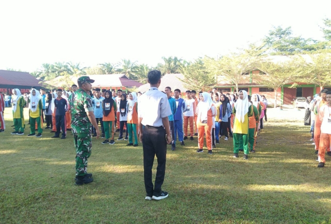 Masuki ajaran baru Babinsa memberikan Pembekalan di SMK Negeri 1 Ujung Batu 
