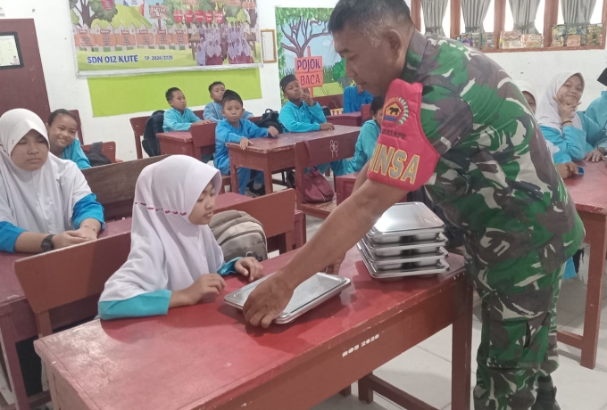 Babinsa 09/ Langgam Dampingi Pelaksanaan Makan Bergizi Gratis Tingkat SD