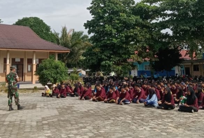 Babinsa Koramil 01/Bkn Berikan Materi Wasbang Kepada Siswa Baru SMK Negeri Kesehatan dan Pariwisata 