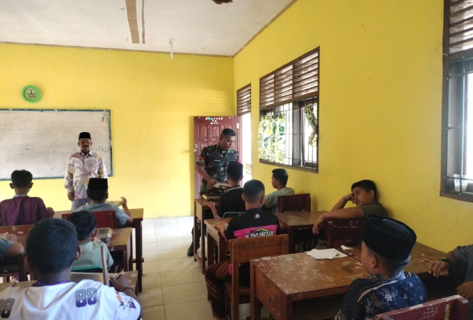 Babinsa Koptu Sisin Dampingi Kegiatan Makan Sehat Bergizi oleh SPPG di XIII Koto Kampar