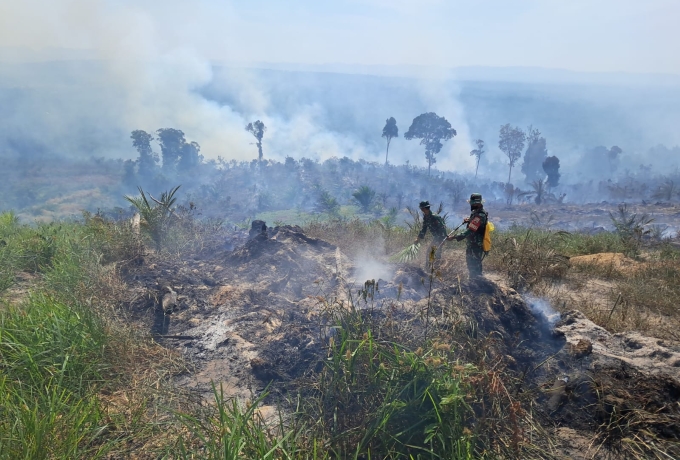 Sinergitas TNI, Polri Bersama Padamkan Karhutla di Kelurahan Rokan