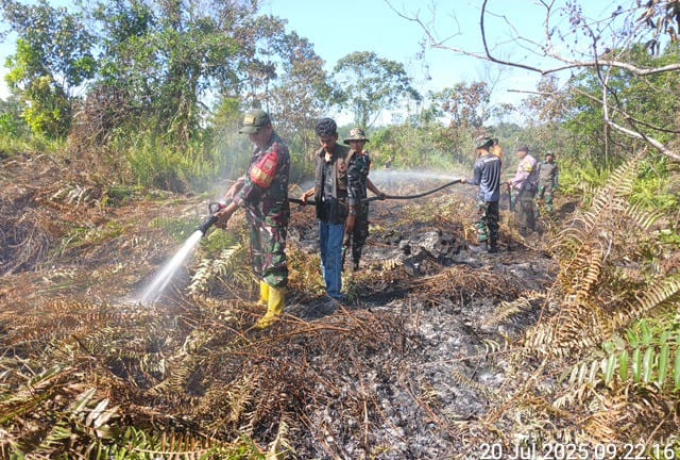 Babinsa Koramil 06 Siak Hulu Bersama Warga Berjibaku Padamkan Api di Lahan Warga