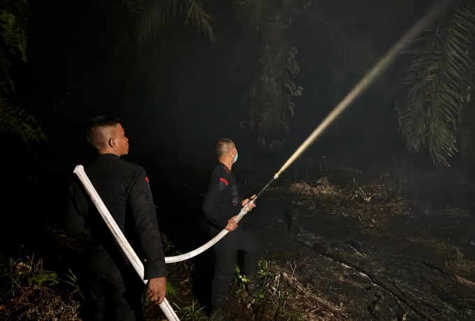 Dansat Brimob Riau bersama personelnya berjibaku padamkan api hingga malam hari