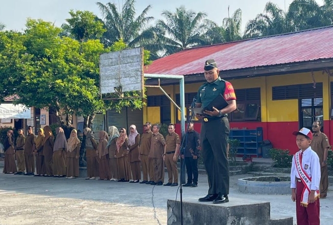 Serma Dwi Krensa Babinsa Koramil 01/Bkn Menjadi Pembina Upacara Di Sekolah