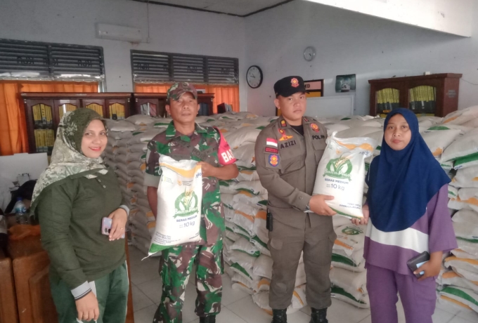 Babinsa Koramil 11/TBS Monitor Penyaluran  Bantuan Pangan Beras di Kecamatan Tambusai Utara