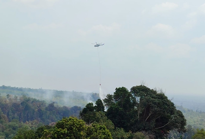 BNPB Kerahkan Heli Waterbombing Padamkan Karhutla di Kabupaten Rokan Hulu, Riau