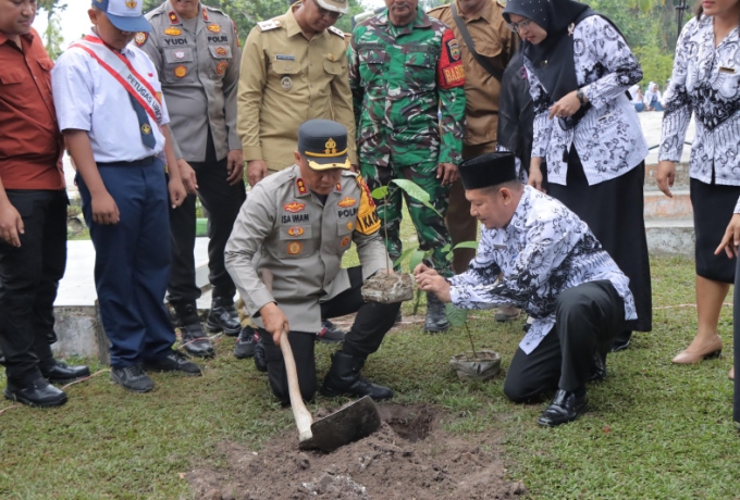 Green Policing, Kapolres Rohil dan Wakil Bupati Tanam Pohon di SMPN 6 Tanah Putih