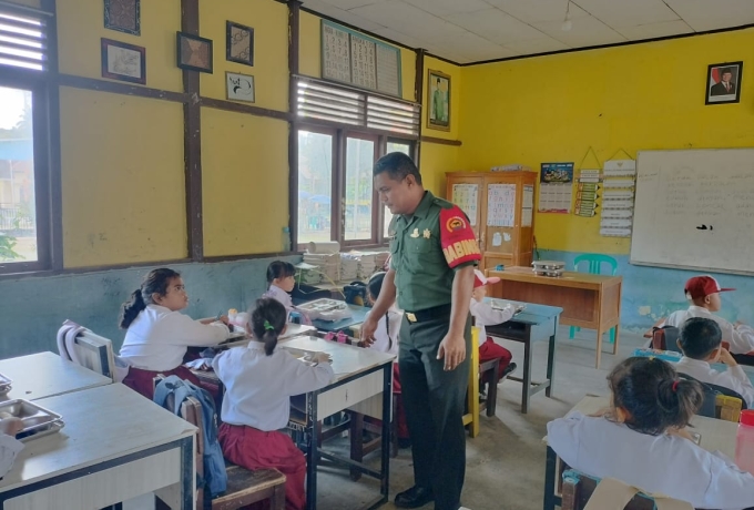 Babinsa Koramil 12/XIII Koto Kampar Dampingi Penyaluran Makan Gizi Gratis di Sekolah