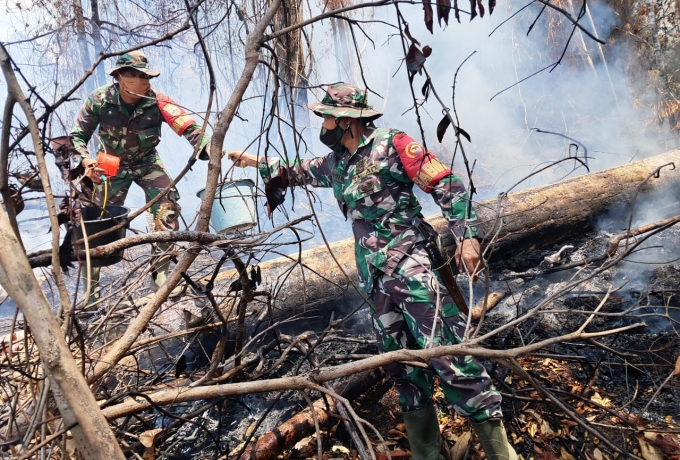 Pemadaman Karhutla di Rokan Hulu, Personel TNI Hadapi Medan Terjal dan Sumber Air Terbatas