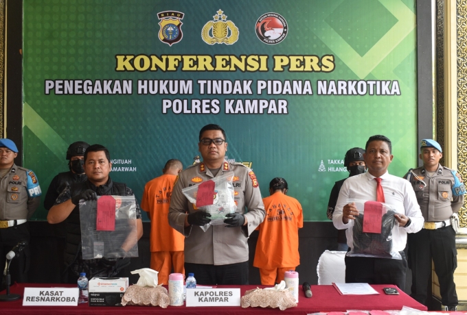 Coba Kabur saat di Sergap, Polisi Tembak Ban Mobil dan Tangkap Kedua Pengedar Narkoba di Kampar