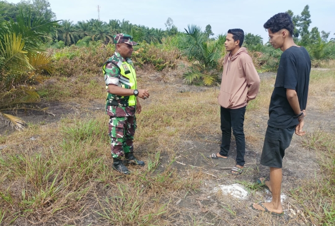 Babinsa Sosialisasi Larangan Membakar Hutan Dan Lahan Di Wilayah Binaan
