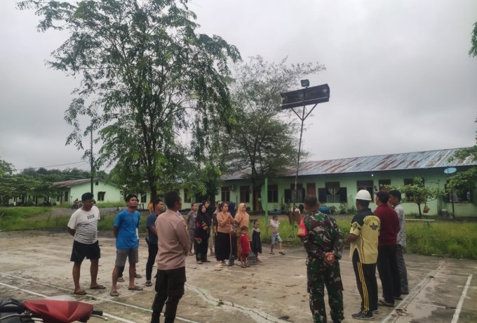 Himbau Warga Bersih Bersih Babinsa Dan Bhabinkamtibmas Ajak Warga Meriahkan HUT RI Ke 80 