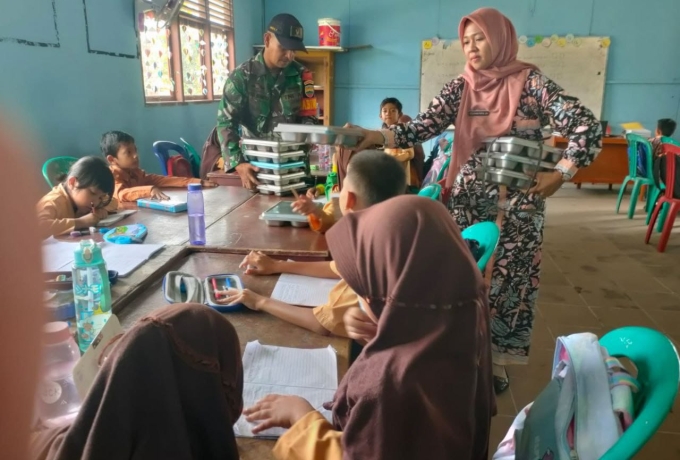 Dukung Program MBG, Babinsa Koramil 16/Tapung Dampingi Pendistribusiannya