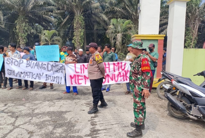 Warganya Berdemo Aksi Damai, Babinsa Koramil 16/Tapung Pantau dan Ikut Mediasi Mencari Solusi