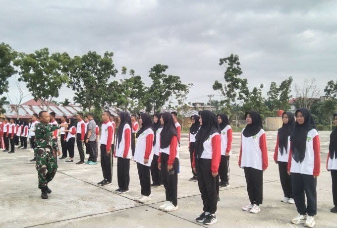 Babinsa Koramil 08/ TDN Kodim 0313/Kpr Latih Paskibra Tingkat Kecamatan Ujung Batu