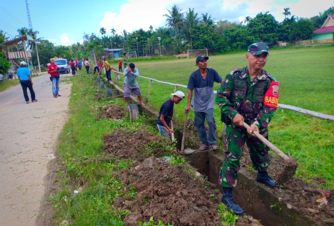 Sinergi TNI Bersama Rakyat, Babinsa Laksanakan Karya Bhakti di Desa Menjelang Hari kemerdekaan RI 