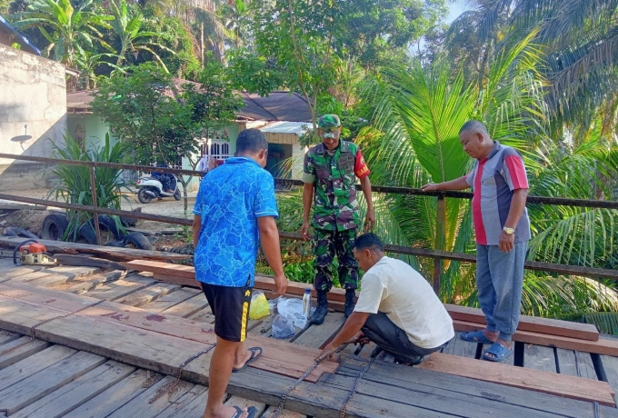 Babinsa Koramil 13/ Rokan IV Koto Gotong Royong Perbaiki Jembatan Bersama Warga Desa