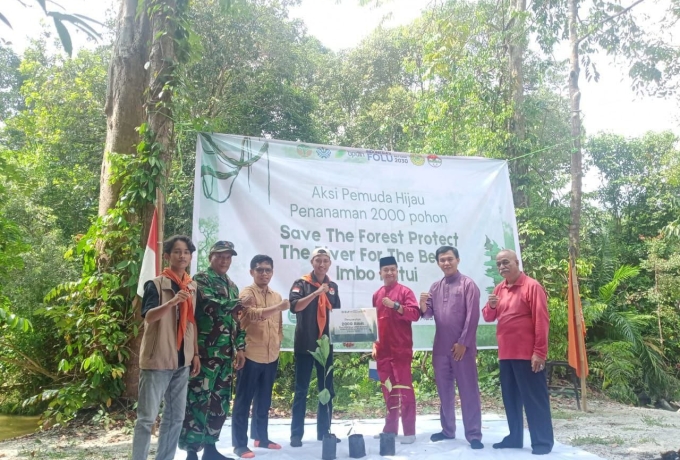 Wujudkan Kelestarian Lingkungan, Babinsa Koramil 16/ Tapung Bersama Pemuda Tanam 2000 Pohon