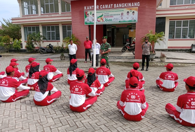 Kapten Arm Hadi Prayitno PJs, Danramil 01/Bkn Cek Kesiapan Dan Berikan Motivasi Anggota Paskibraka 