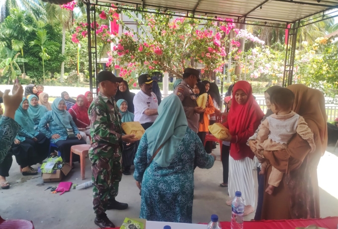 Babinsa di Tambusai Dampingi Posyandu dan Pembagian Hadiah Pada Lomba Balita Sehat