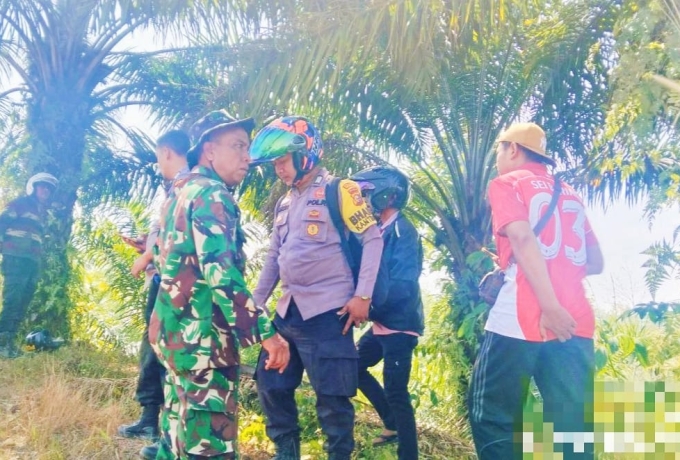 Antisipasi Karhutla, Babinsa Koramil 02 Rambah Bersama Polri Melaksanakan Sosialisasi 