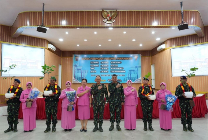 Dansat Brimob Riau Pimpin Pelepasan Purnabakti 4 Personel Terbaik