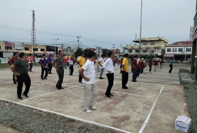 Anggota Babinsa Koramil 08/ TDN  Bersama Upika Kecamatan Ujung Batu Dan Masyarakat Olahraga Bersama
