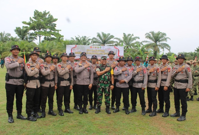 Danyon B Pelopor menghadiri Upacara penutupan TMMD ke - 125