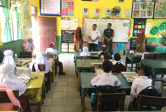 Babinsa Koramil 01/Bkn Dampingi Pendistribusian Perdana Makan Bergizi Gratis Ke Sekolah