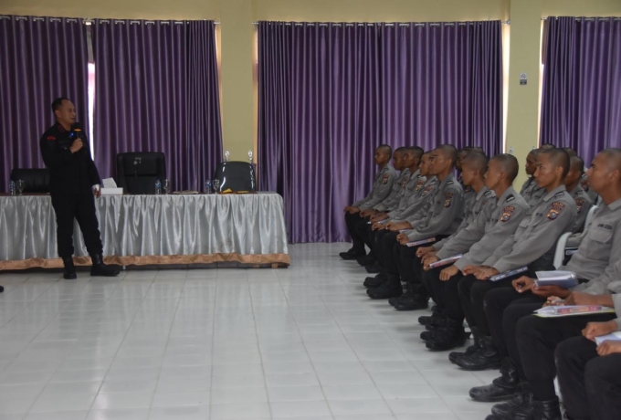 Dansat Brimob Riau Berikan Materi dan Motivasi Kepada Siswa Diktukba SPN Polda Riau 2025